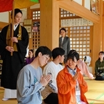 大阪成蹊大の学生から説明を聞きながら座禅に取り組む参加者ら＝三田市桑原