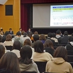 部活動の地域移行に向けた説明を聞く保護者ら＝ウッディタウン市民センター