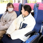 女性優先座席を利用して通学する学生ら＝三田市学園上ケ原