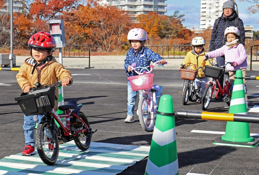 自転車講習会、主婦が発案 子ども9人、補助輪なく乗れるよう指導 BMX