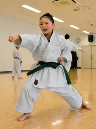 力強い形を披露する竹原琴音さん。自宅でも練習に励み、技を磨いている＝三田市四ツ辻