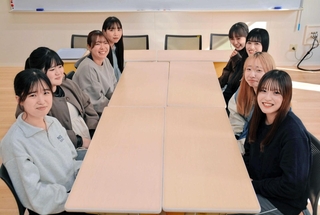 制作したポスターについて話す学生たち＝三田市四ツ辻、湊川短期大学