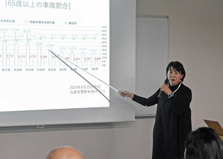 加齢による体の変化や運転への影響を話す作業療法士の笹沼里味さん＝三田市川除、三田市総合福祉保健センター