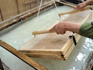 紙漉きの様子（皆田和紙紙すき文化伝承館）