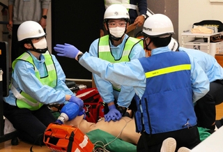 真剣な表情で心肺蘇生を行う学生＝三田市福島、神戸医療福祉専門学校三田校