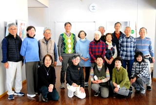「二藍の会」のメンバーと講師の岩本芳子さん（前列左から２人目）＝提供
