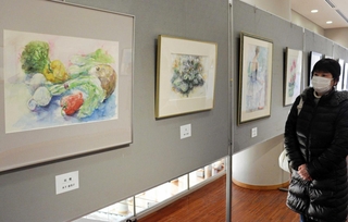 透き通るような色合いの作品が並ぶ会場＝三田市けやき台１、ウッディタウン市民センター