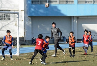 柳川雅樹さん（中央）らとミニゲームを楽しむ小学生＝三田学園