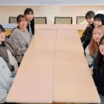 制作したポスターについて話す学生たち＝三田市四ツ辻、湊川短期大学