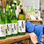 販売が始まった新酒を手に魅力を語る当主の岡村理恵さん＝三田市木器