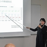 加齢による体の変化や運転への影響を話す作業療法士の笹沼里味さん＝三田市川除、三田市総合福祉保健センター