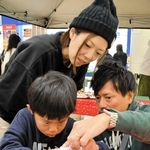 スノードーム作りに取り組む親子連れ＝神戸市北区上津台８