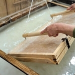 紙漉きの様子（皆田和紙紙すき文化伝承館）