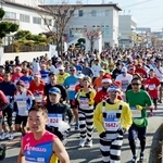 冬の日差しを浴びながらスタートするランナーたち＝三田市天神