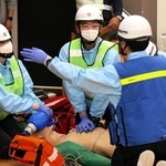 真剣な表情で心肺蘇生を行う学生＝三田市福島、神戸医療福祉専門学校三田校