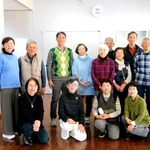 「二藍の会」のメンバーと講師の岩本芳子さん（前列左から２人目）＝提供