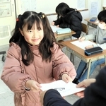 通知表を受け取る児童＝三田市狭間が丘４、狭間小学校