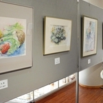 透き通るような色合いの作品が並ぶ会場＝三田市けやき台１、ウッディタウン市民センター