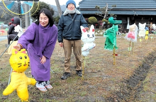 個性豊かな動物のかかしを紹介する唯文砂子さん（左）と夫の陸奥男さん＝三田市小野