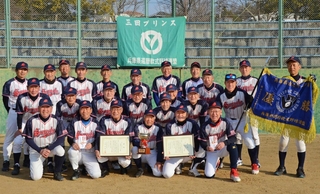 昨季の古希リーグ戦で初優勝し、笑顔で記念撮影する三田プリンスのメンバー＝三田谷公園グラウンド