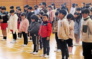 犠牲者や被災者を思い、黙とうする児童たち＝三田市つつじが丘南３、つつじが丘小学校