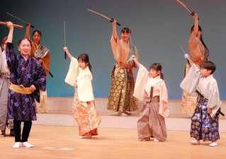 体験教室で学んだ剣舞を披露する子どもら＝三田市天神１