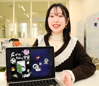 絵本「広がれ、きみの宇宙」の表紙イラストを前に、制作への思いを語る山下音緒さん＝三田市学園上ケ原