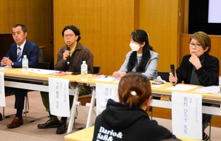 専門家らが障害のある子の進路について具体例を交えながら話した＝三田市川除