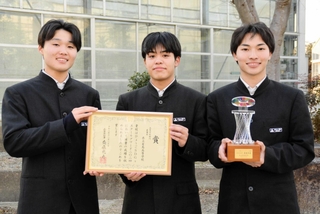 カブトムシを育てた大温室の前で受賞を喜ぶ（左から）岡田一志さん、二川翔大さん、山西快弦さん＝三田市天神２