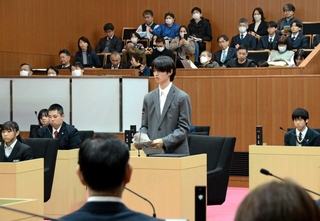活発に議論した三田市高校生議会。再質問を行う議員もいた＝市議会議場