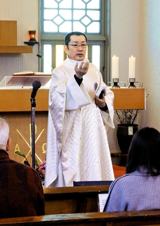 ミサで阪神・淡路大震災について話す神田裕神父＝三田市屋敷町、カトリック三田教会