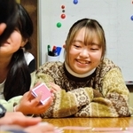 子どもらとトランプ遊びを楽しむ「ＳＳＶ関西学院」代表の小川千陽さん＝三田市三田町