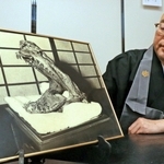 「蛇の頭」の写真を眺める欣勝寺の谷口真弥住職＝三田市桑原