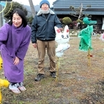 個性豊かな動物のかかしを紹介する唯文砂子さん（左）と夫の陸奥男さん＝三田市小野