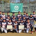 昨季の古希リーグ戦で初優勝し、笑顔で記念撮影する三田プリンスのメンバー＝三田谷公園グラウンド