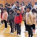 犠牲者や被災者を思い、黙とうする児童たち＝三田市つつじが丘南３、つつじが丘小学校