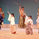 体験教室で学んだ剣舞を披露する子どもら＝三田市天神１