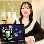 絵本「広がれ、きみの宇宙」の表紙イラストを前に、制作への思いを語る山下音緒さん＝三田市学園上ケ原
