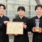 カブトムシを育てた大温室の前で受賞を喜ぶ（左から）岡田一志さん、二川翔大さん、山西快弦さん＝三田市天神２
