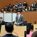 活発に議論した三田市高校生議会。再質問を行う議員もいた＝市議会議場