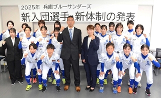 新人を迎え、ソフトボールも活動が本格化する兵庫ブルーサンダーズ＝さんだ市民センター