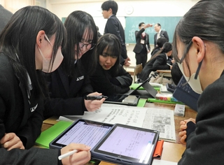 各紙の社説の違いや自分の考えをまとまる生徒たち＝三田市天神２、有馬高校