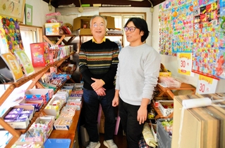 駄菓子屋「おけら」を営む岡松岳史さん（右）と末次修さん。所狭しと駄菓子が並ぶ＝三田市武庫が丘７