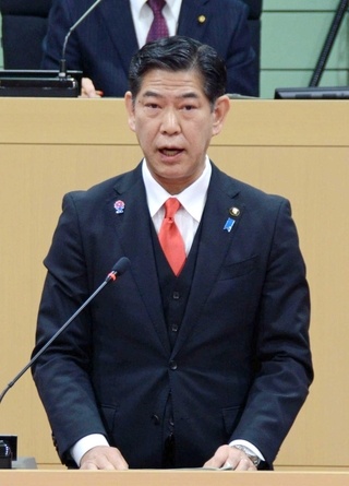 病院事業や当初予算案について説明する田村克也市長＝三田市議会議場