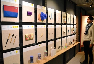 会場には、廃棄されてしまうものを活用し、価値を高めた多彩な品々が紹介されている＝三田市弥生が丘６