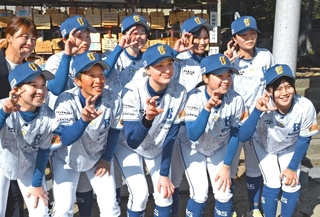 チームメートらに囲まれ、笑顔を見せるミッチェル・ゼンダー選手（前列中央）＝三田天満神社