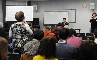 田村克也市長にフラワータウンの利便性向上や定住促進について問いかける市民＝三田市武庫が丘７