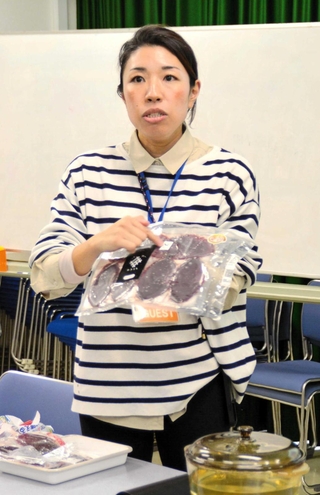 鹿肉を調理しながら話すハンターの林利栄子さん＝三田市弥生が丘６