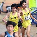 男子・三田市の５区福岡雄馬選手（右）からたすきを受ける６区福岡樹選手＝加古川市の加古川河川敷マラソンコース（撮影・斎藤雅志）