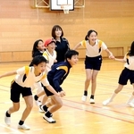 ゲームを通じて大竹七未さん（中央）と交流を深める児童たち＝学園小学校